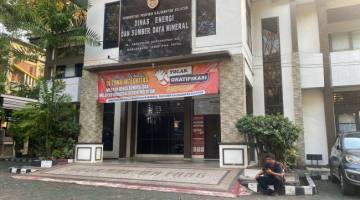 DIGELEDAH Kejati Kalsel Kantor Dinas ESDM dengan Pengawalan Personel TNI, Ini Kasusnya