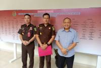 Kajar) Tabalong, Anggara Surya Nagara SH MH (tengah) Assintel Kejati Kalsel Nana Riana, S.H., M.H., CSSL (kanan) dan Assisten Tindak Pidana Khusus Anton Rahmanto, S.H., M.H, , Senin (8/6)2026)