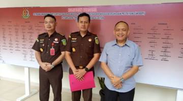 Kajar) Tabalong, Anggara Surya Nagara SH MH (tengah)  Assintel Kejati Kalsel Nana Riana, S.H., M.H., CSSL (kanan) dan  Assisten Tindak Pidana Khusus Anton Rahmanto, S.H., M.H, , Senin (8/6)2026)