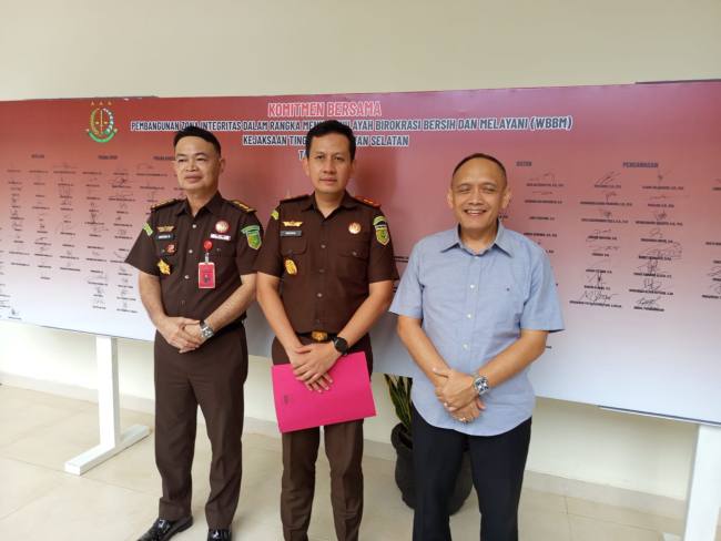 Kajar) Tabalong, Anggara Surya Nagara SH MH (tengah)  Assintel Kejati Kalsel Nana Riana, S.H., M.H., CSSL (kanan) dan  Assisten Tindak Pidana Khusus Anton Rahmanto, S.H., M.H, , Senin (8/6)2026)