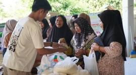 Antusiasme warga berbelanja di Pasar Murah Disperindag bertempat di Desa Mihu, Kecamtan Juai Kabupaten Balangan, Minggu (7/6/2026) (SuarIndonesia/Adv)