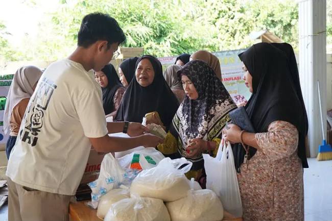 Antusiasme warga berbelanja di Pasar Murah Disperindag bertempat di Desa Mihu, Kecamtan Juai Kabupaten Balangan, Minggu (7/6/2026) (SuarIndonesia/Adv)