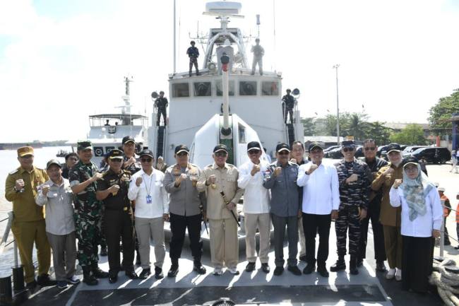 Pelepasan Ekpedisi dilakukan secara simbolis oleh Gubernur Kalsel H. Muhidin didampingi Jajaran Forkopimda Kalsel, Pihak BI dan Perwakilan dari Sopsal Mabes TNI AL di Pelabuhan Trisakti Banjarmasin, Selaa )9/6/2026) SuarIndonesia/Ist)