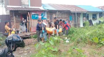 Relawan Rescue Gabungan, jasad dievakuasi ke Ruangan Instalasi Pemulasaraan Jenazah Rumah Sakit Umum Daerah (RSUD) Ulin Banjarmasin, guna dilakukan visum, Selasa (9/6/2026). SuarIndonesia/DO)