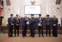 Penyerahan Laporan Hasil Pemeriksaan (LHP) BPK RI tersebut dilaksanakan dalam Rapat Paripurna DPRD Provinsi Kalsel yang dipimpin Ketua DPRD Kalsel, Dr. H. Supian HK, S.H., M.H., didampingi Wakil Ketua H. Kartoyo, M.M, dan Wakil Ketua Desy Oktavia Sari. Kamis (11/6/2026) (SuarIndonesia/Ist)