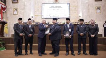 Penyerahan Laporan Hasil Pemeriksaan (LHP) BPK RI tersebut dilaksanakan dalam Rapat Paripurna DPRD Provinsi Kalsel yang dipimpin Ketua DPRD Kalsel, Dr. H. Supian HK, S.H., M.H., didampingi Wakil Ketua H. Kartoyo, M.M, dan Wakil Ketua Desy Oktavia Sari. Kamis (11/6/2026) (SuarIndonesia/Ist)