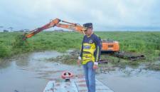 Ketua DPRD Kalse) H. Supian HK cek n langsung ke lapangan pengerukan jalur sungai baru di Kecamatan Danau Panggang, Kabupaten Hulu Sungai Utara, Jumat (12/6/2026) (SuarIndonesia/Ist)