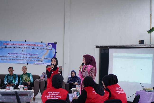 Penyampaian inovasi SIPANDAI kepada para kader Posyandu Kasturi Enam Standar Pelayanan Minimal (SPM) Desa Muara Jaya, Awayan, Kamis (11/6/2026). (SuarIndonesia/Adv)