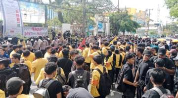 DIPERMASALAHKAN PROGRAM MBG dan Kenaikan BBM, di Kalsel Massa Kecam Kebijakan Disuarakan di DPRD