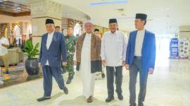 Ketua DPRD Kalsel, Dr. H. Supian HK, S.H., M.H, (ketiga  dari kiri) menghadiri sekaligus turut serta membuka secara resmi Musyawarah Kerja Daerah dan Dialog Kebangsaan MUI Kalsel di Banjarbaru, Senin (15/6/2026) (SuarIndonesia/Ist)