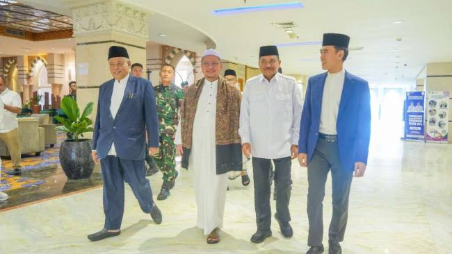 Ketua DPRD Kalsel, Dr. H. Supian HK, S.H., M.H, (ketiga  dari kiri) menghadiri sekaligus turut serta membuka secara resmi Musyawarah Kerja Daerah dan Dialog Kebangsaan MUI Kalsel di Banjarbaru, Senin (15/6/2026) (SuarIndonesia/Ist)