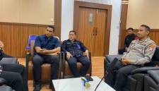 Kepala Samsat Banjarbaru (kemeja batik biru) bersama pihak Dishub dan Kepolisian memberi keterangan, Kamis (18/6/2036) (SuarIndonesia/RW)