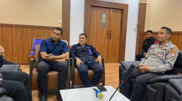 Kepala Samsat Banjarbaru (kemeja batik biru) bersama pihak Dishub dan Kepolisian memberi keterangan, Kamis (18/6/2036) (SuarIndonesia/RW)