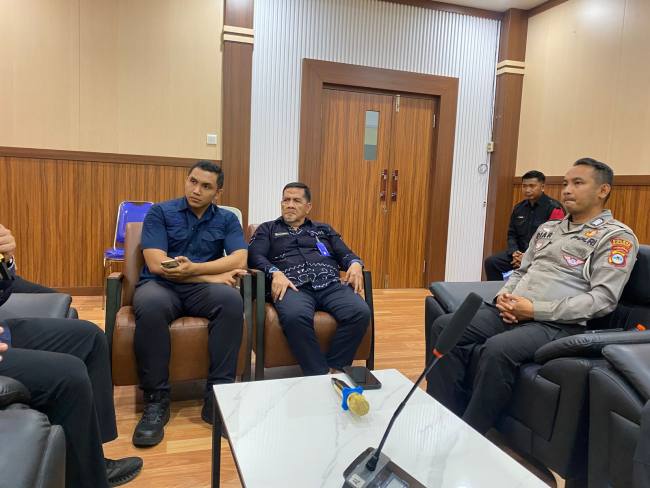 Kepala Samsat Banjarbaru (kemeja batik biru) bersama pihak Dishub dan Kepolisian memberi keterangan, Kamis (18/6/2036) (SuarIndonesia/RW)