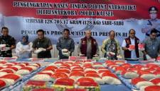 Kapolda Kalsel, Irjen Pol Dr Rosyanto Yudha Hermawan pimpin gelar pengungkapan di Aula Mapolda, Banjarbaru, Kamis (18/6/2026) (SuarIndonesia/ZI)