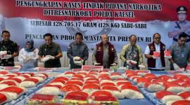 Kapolda Kalsel, Irjen Pol Dr Rosyanto Yudha Hermawan pimpin gelar pengungkapan di Aula Mapolda,  Banjarbaru, Kamis (18/6/2026) (SuarIndonesia/ZI)