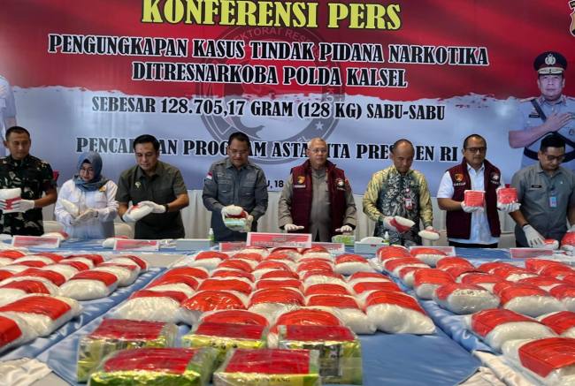 Kapolda Kalsel, Irjen Pol Dr Rosyanto Yudha Hermawan pimpin gelar pengungkapan di Aula Mapolda,  Banjarbaru, Kamis (18/6/2026) (SuarIndonesia/ZI)