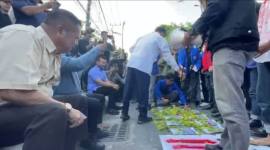 Aksi disertai tabur bunga di depan Kantor DPRD Kalsel, Jumat  19//6/2026) SuarIndonesia/HM)