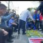 Aksi disertai tabur bunga di depan Kantor DPRD Kalsel, Jumat  19//6/2026) SuarIndonesia/HM)