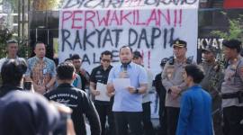 Badan Eksekutif Mahasiswa (BEM) se-Kalimantan Selatan kembali menggelar aksi unjuk rasa di depan Gedung DPRD Kalsel, Jalan Lambung Mangkurat, Banjarmasin, Jum'at (19/6/2026) sore (SuarIndonesia (HM)