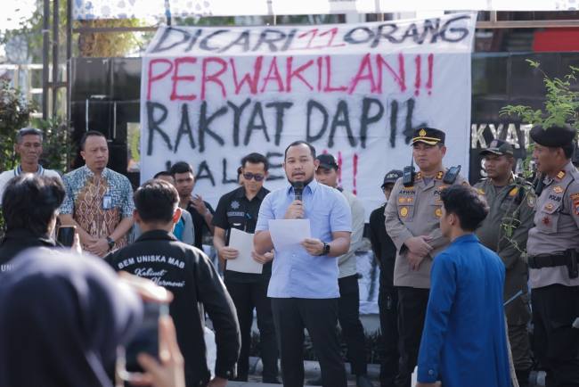 Badan Eksekutif Mahasiswa (BEM) se-Kalimantan Selatan kembali menggelar aksi unjuk rasa di depan Gedung DPRD Kalsel, Jalan Lambung Mangkurat, Banjarmasin, Jum'at (19/6/2026) sore (SuarIndonesia (HM)