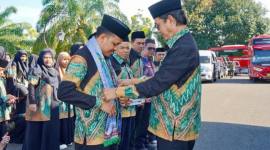 Pelepasan Kafilah Kabupaten Balangan menuju MTQ Nasional XXXVII di Barito Kuala ditandai dengan pengalungan syal kepada perwakilan peserta oleh Wakil Bupati Balangan sekaligus Ketua LPTQ Kabupaten Balangan, Akhmad Fauzi, Kamis (18/6/2026). (SuarIndonesia/Adv)