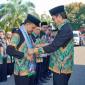 Pelepasan Kafilah Kabupaten Balangan menuju MTQ Nasional XXXVII di Barito Kuala ditandai dengan pengalungan syal kepada perwakilan peserta oleh Wakil Bupati Balangan sekaligus Ketua LPTQ Kabupaten Balangan, Akhmad Fauzi, Kamis (18/6/2026). (SuarIndonesia/Adv)