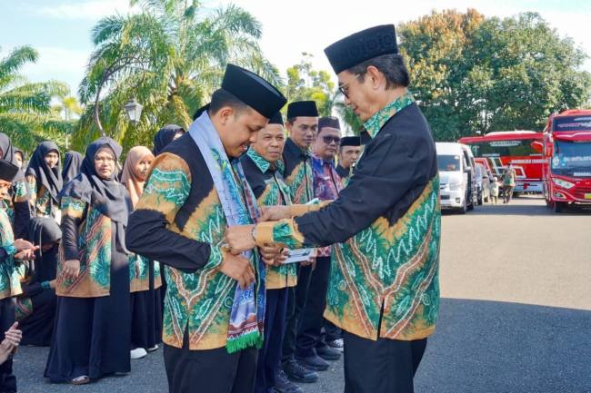 Pelepasan Kafilah Kabupaten Balangan menuju MTQ Nasional XXXVII di Barito Kuala ditandai dengan pengalungan syal kepada perwakilan peserta oleh Wakil Bupati Balangan sekaligus Ketua LPTQ Kabupaten Balangan, Akhmad Fauzi, Kamis (18/6/2026). (SuarIndonesia/Adv)
