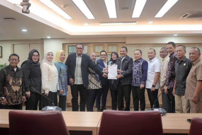 Ketua DPRD Provinsi Kalimantan Selatan, Dr. H. Supian HK, S.H., M.H., bersama jajaran pimpinan dan anggota dewan mendatangi Gedung DPR RI, Senayan, Jakarta, Senin (22/6/2026) (SuarIndonesia/Ist)