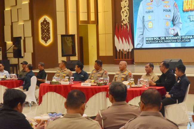 Kapolda saat sarasehan bersama awak media dan organisasi media di Auditorium Polda Kalsel, Banjarbaru, Selasa (23/6/2026) (SuarIndonesia/ZI)