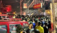 Amuk api hanguskan tiga buah toko di Jalan Padat Karya, Sungai Andai, tepat di samping Komplek Arshila Residen Banjarmasin Utara, Selasa (23/6/2026) malan, sekitar pukul 19.20 WITA. (SuarIndonesia/YI)