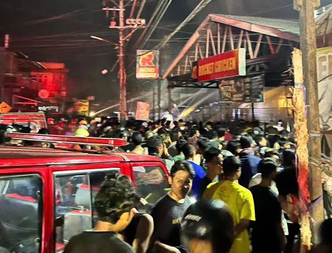 Amuk api hanguskan tiga buah toko di Jalan Padat Karya, Sungai Andai, tepat di samping Komplek Arshila Residen Banjarmasin Utara,  Selasa (23/6/2026) malan, sekitar pukul 19.20 WITA. (SuarIndonesia/YI)