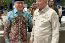 Gubernur Kalsel, H Muhidin, (kanan)  dengan Menteri P2MI. Drs H. Mukhtarudin.