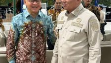 Gubernur Kalsel, H Muhidin, (kanan)  dengan Menteri P2MI. Drs H. Mukhtarudin.