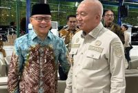 Gubernur Kalsel, H Muhidin, (kanan)  dengan Menteri P2MI. Drs H. Mukhtarudin.