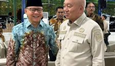 Gubernur Kalsel, H Muhidin, (kanan) dengan Menteri P2MI. Drs H. Mukhtarudin.
