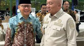Gubernur Kalsel, H Muhidin, (kanan)  dengan Menteri P2MI. Drs H. Mukhtarudin.