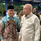 Gubernur Kalsel, H Muhidin, (kanan)  dengan Menteri P2MI. Drs H. Mukhtarudin.