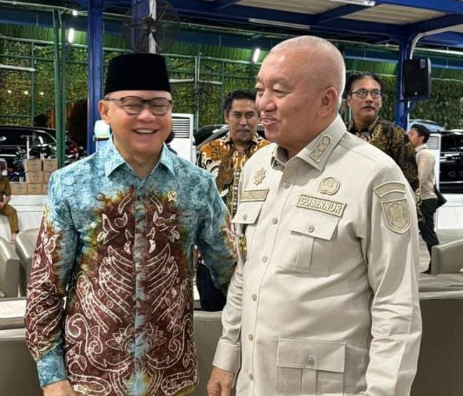 Gubernur Kalsel, H Muhidin, (kanan)  dengan Menteri P2MI. Drs H. Mukhtarudin.