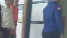 Heriyaksa alias Yaksa, (berpeci hitam) saat digiring ke rungan persidangan Pengadilan Tindak Pidana Korupsi (Tipikor) Banjarmasin, Rabu )24/6/2026) (SuarIndonesia/ZI).