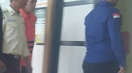 Heriyaksa alias Yaksa, (berpeci hitam) saat digiring ke rungan persidangan Pengadilan Tindak Pidana Korupsi (Tipikor) Banjarmasin, Rabu )24/6/2026) (SuarIndonesia/ZI).
