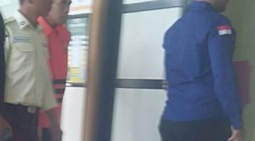 Heriyaksa alias Yaksa, (berpeci hitam) saat digiring ke rungan persidangan Pengadilan Tindak Pidana Korupsi (Tipikor) Banjarmasin, Rabu )24/6/2026) (SuarIndonesia/ZI).