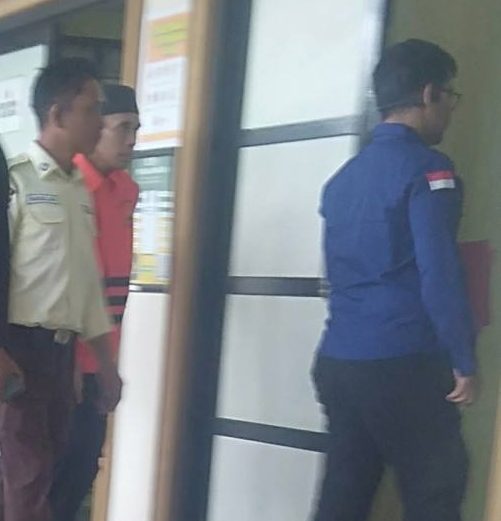 Heriyaksa alias Yaksa, (berpeci hitam) saat digiring ke rungan persidangan Pengadilan Tindak Pidana Korupsi (Tipikor) Banjarmasin, Rabu )24/6/2026) (SuarIndonesia/ZI).