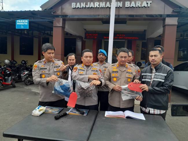 Pelaksana Harian (Plh) Kapolresta Banjarmasin, Kombes Pol Timbul R.K. Siregar, mengatakan tersangka sempat bekerja sebagai buruh lepas untuk memenuhi kebutuhan hidup selama berstatus buronan. (SuarIndonesia/DO)