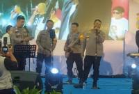 Brigjen Pol Noviar SIK, saat bernyanyi di atas panggung. (SuarIndonesia/ZI)