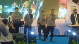 Brigjen Pol Noviar SIK, saat bernyanyi di atas panggung. (SuarIndonesia/ZI)
