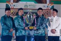 Gubernur H. Muhidin melalui Sekdaprov H Muhammad Syarifuddin secara resmi menutup pelaksanaan Musyabakah Tilawatil Quran (MTQ) ke-XXXVII Tingkat Provinsi Kalsel Tahun 2026  Kamis (25/6/2026) malam (SuarIndonesia/Adv) 
