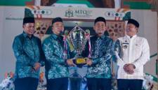 Gubernur H. Muhidin melalui Sekdaprov H Muhammad Syarifuddin secara resmi menutup pelaksanaan Musyabakah Tilawatil Quran (MTQ) ke-XXXVII Tingkat Provinsi Kalsel Tahun 2026  Kamis (25/6/2026) malam (SuarIndonesia/Adv) 