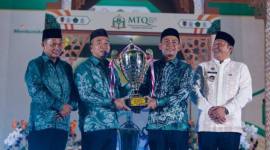 Gubernur H. Muhidin melalui Sekdaprov H Muhammad Syarifuddin secara resmi menutup pelaksanaan Musyabakah Tilawatil Quran (MTQ) ke-XXXVII Tingkat Provinsi Kalsel Tahun 2026  Kamis (25/6/2026) malam (SuarIndonesia/Adv) 