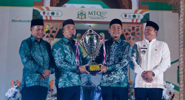Gubernur H. Muhidin melalui Sekdaprov H Muhammad Syarifuddin secara resmi menutup pelaksanaan Musyabakah Tilawatil Quran (MTQ) ke-XXXVII Tingkat Provinsi Kalsel Tahun 2026  Kamis (25/6/2026) malam (SuarIndonesia/Adv) 
